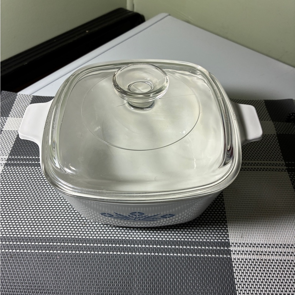 Vintage Corning Ware Cornflower" Casserole Baking Dish (1.75 quart) with lid - Picture 3 of 9